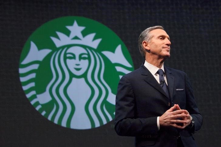 © Reuters. Starbucks CEO Howard Schultz speaks during the company's annual shareholders meeting in Seattle, Washington