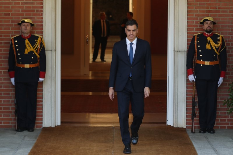 © Reuters. El nuevo presidente del gobierno español, Pedro Sánchez, deja su oficina para recibir al presidente ucraniano, Petro Poroshenko, en el Palacio de la Moncloa en Madrid.