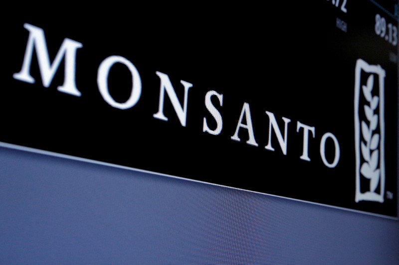 © Reuters. FILE PHOTO - Monsanto logo is displayed on a screen where the stock is traded on the floor of the New York Stock Exchange (NYSE) in New York City