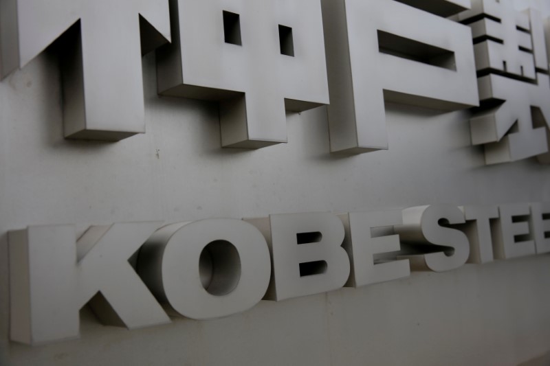 © Reuters. FILE PHOTO: The logo of Kobe Steel Kobelco is seen at the company headquarters in Kobe