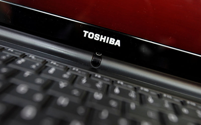 © Reuters. FILE PHOTO: Toshiba Corp's logo is pictured on a computer displayed at an electronic store in Tokyo