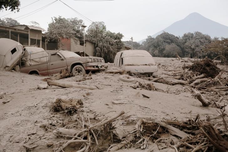 © Reuters. Sube a 69 la cifra de muertos tras la erupción del Volcán de Fuego en Guatemala
