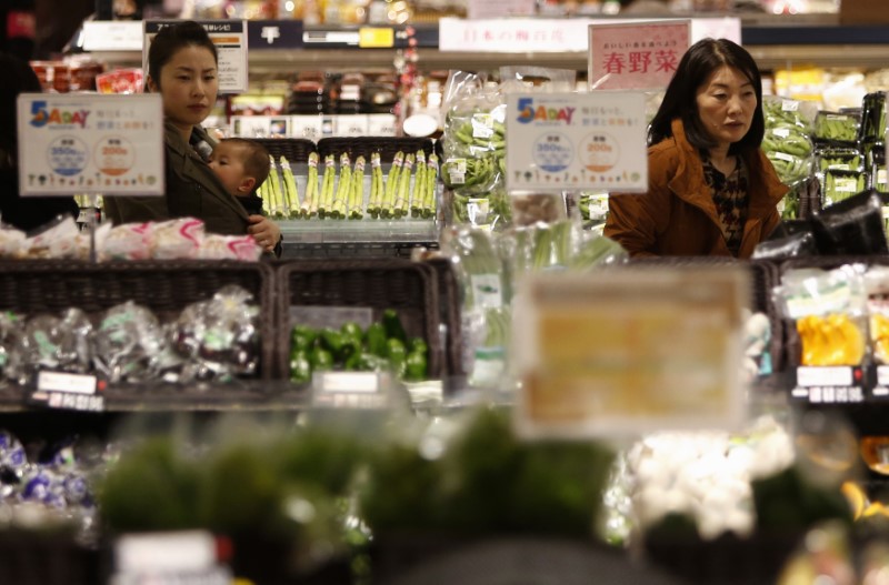 © Reuters. La debilidad en el gasto y en el sector servicios apuntan a una recesión en Japón