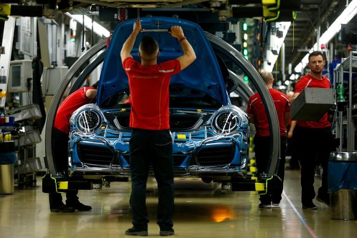 © Reuters. FILE PHOTO: Employees of German car manufacturer Porsche assemble sports cars at the Porsche factory in Stuttgart-Zuffenhausen