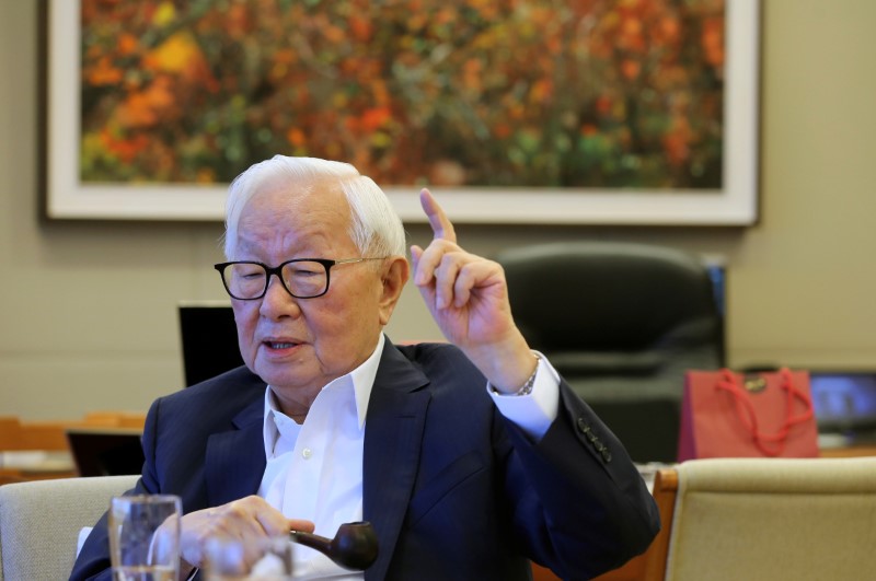 © Reuters. FILE PHOTO -  Taiwan Semiconductor Manufacturing Co (TSMC) chairman Morris Chang attends an interview with Reuters in Hsinchu