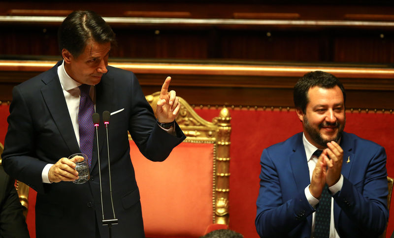 © Reuters. Il presidente del Consiglio Giuseppe Conte e il ministro dell'Interno e leader della Lega Matteo Salvini