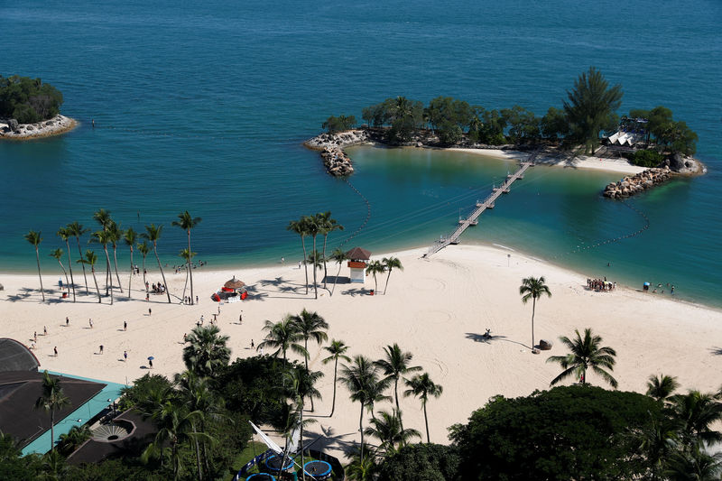 © Reuters. Praia de Siloso, na ilha Sentosa, em Cingapura