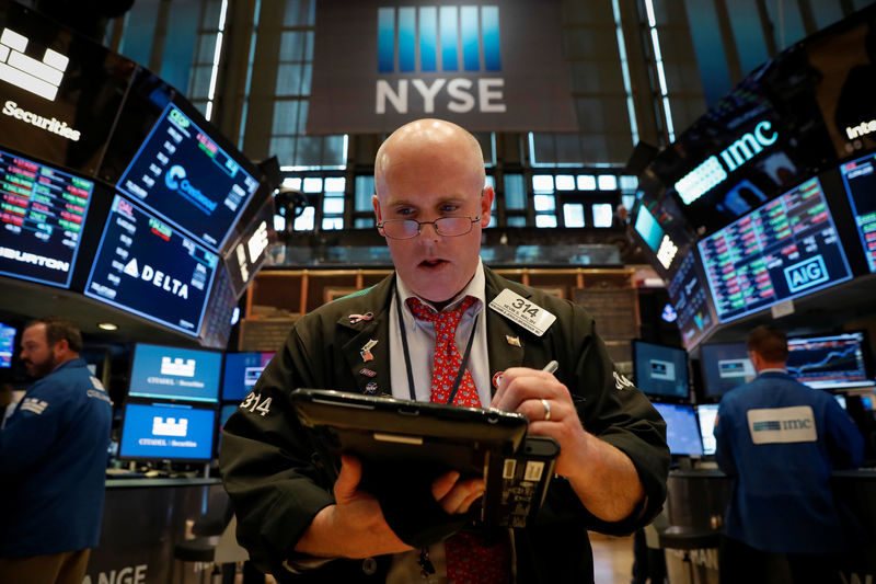 © Reuters. Traders work on the floor of the NYSE in New York