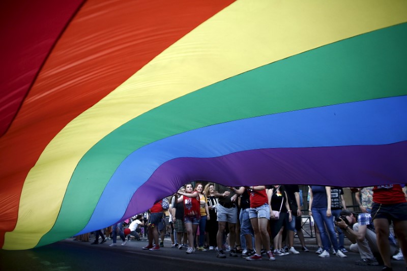 © Reuters. Ativistas de direitos homossexuais durante manifestação em Atenas, na Grécia