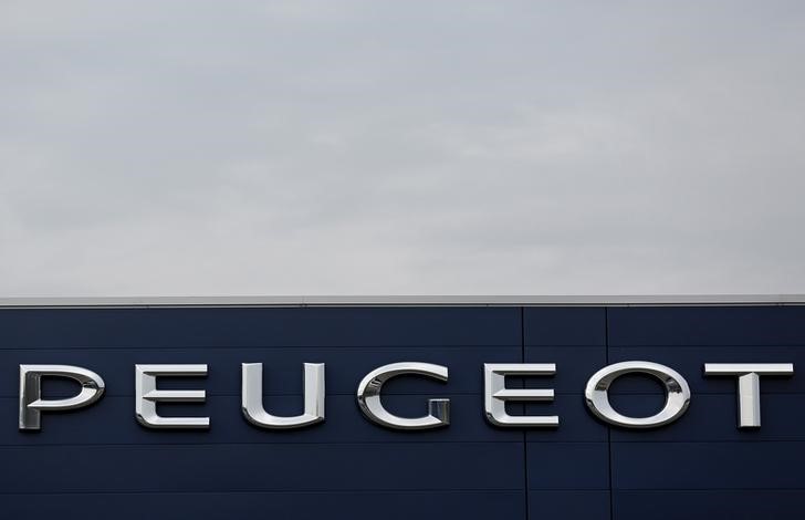 © Reuters. FILE PHOTO: The brand name of Peugeot, part of French carmaker PSA Group, is seen at a dealership of the brand in Saverne