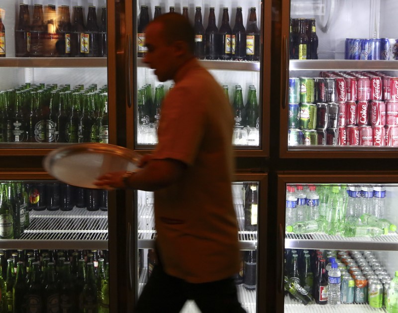 © Reuters. Garçom trabalha em restaurante em Porto Alegre