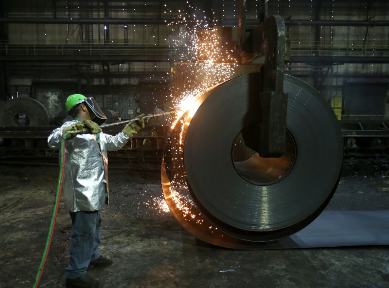 © Reuters. Funcionário corta pedaço de rolo de aço em fábrica em Farrell, nos Estados Unidos