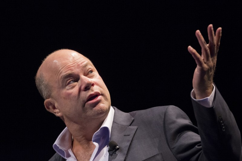 © Reuters. FILE PHOTO: David Tepper, founder of Apploosa Management, speaks during the Sohn Investment Conference in New York