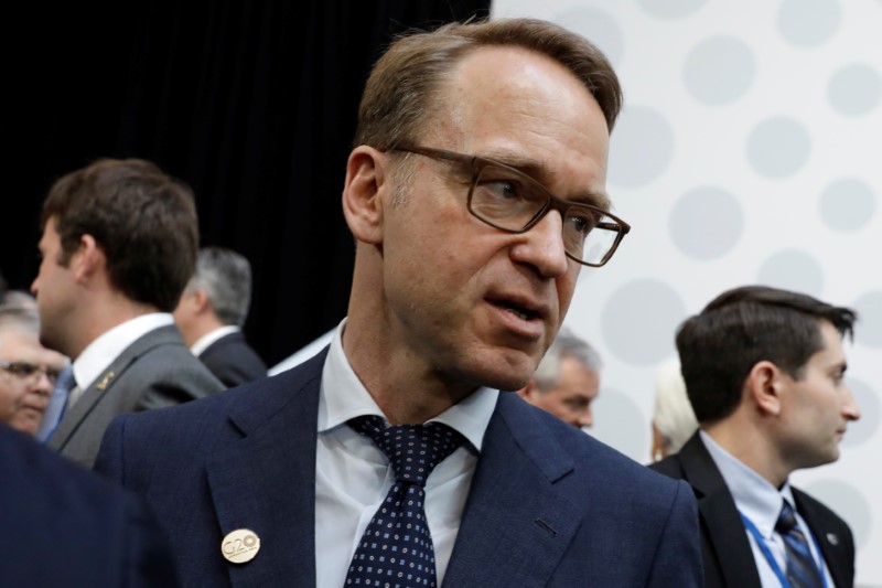 © Reuters. German Bundesbank President Weidmann is seen after G-20 finance ministers and central banks governors family photo during the IMF/World Bank spring meeting in Washington