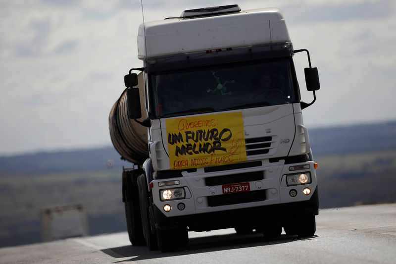 © Reuters. Caminhão visto na rodovia BR-040, em Luziania