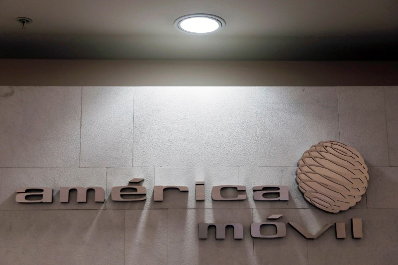 © Reuters. FILE PHOTO: The logo of America Movill is seen on a wall at the company's corporate offices in Mexico City