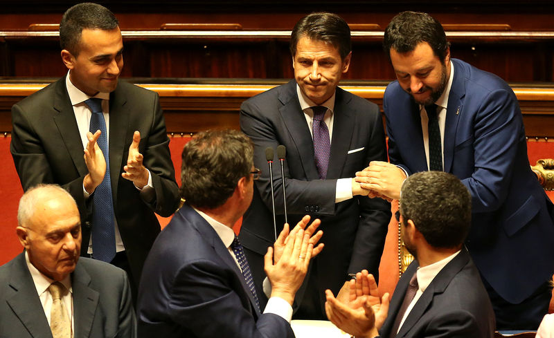 © Reuters. Novo premiê italiano Giuseppe Conte é aplaudido no Senado