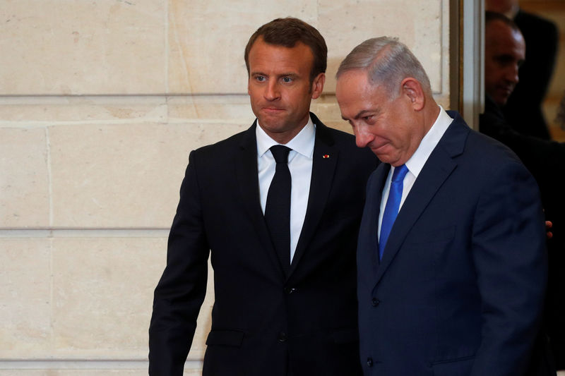 © Reuters. Macron e Netanyahu chegam para entrevista em Paris