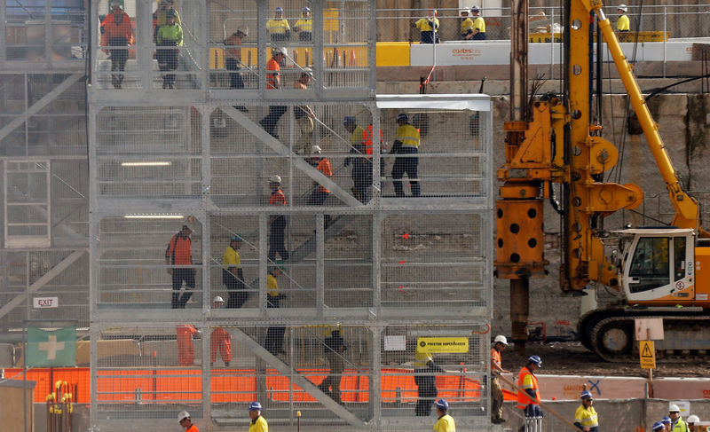© Reuters. FILE PHOTO: Construction workers descend using temporary stairs on a major construction site in central Sydney