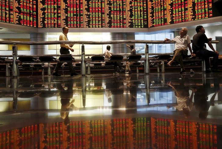 © Reuters. Investors monitor share market prices in Kuala Lumpur, Malaysia