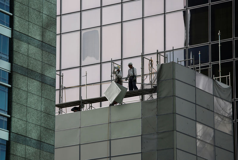 © Reuters. Men work at a construction site in Tokyo