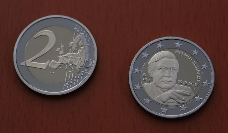 © Reuters. Presentation of a new 2 Euro commemorative coin in honour of former German Chancellor Helmut Schmidt