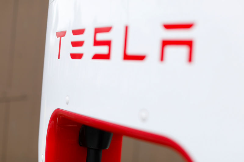 © Reuters. A Tesla super charger is shown at one of the company's charging stations in San Juan Capistrano, California,