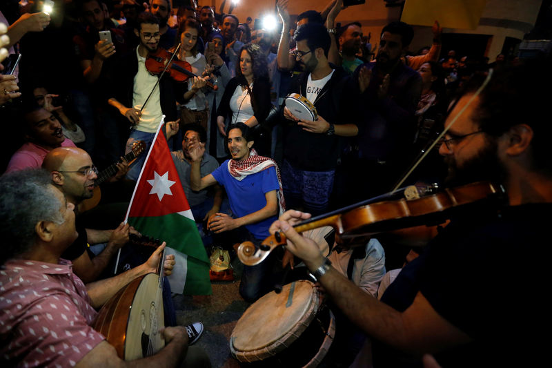 © Reuters. شبان الأردن يتذوقون طعم الاحتجاج السياسي للمرة الأولى