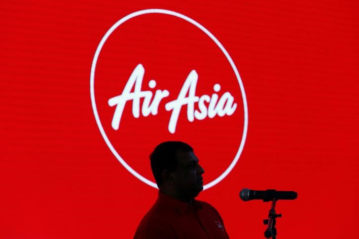 © Reuters. AirAsia Group CEO Fernandes speaks during a news conference at AirAsia headquarters in Sepang