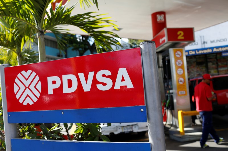 © Reuters. Логотип PDVSA на АЗС в Каракасе