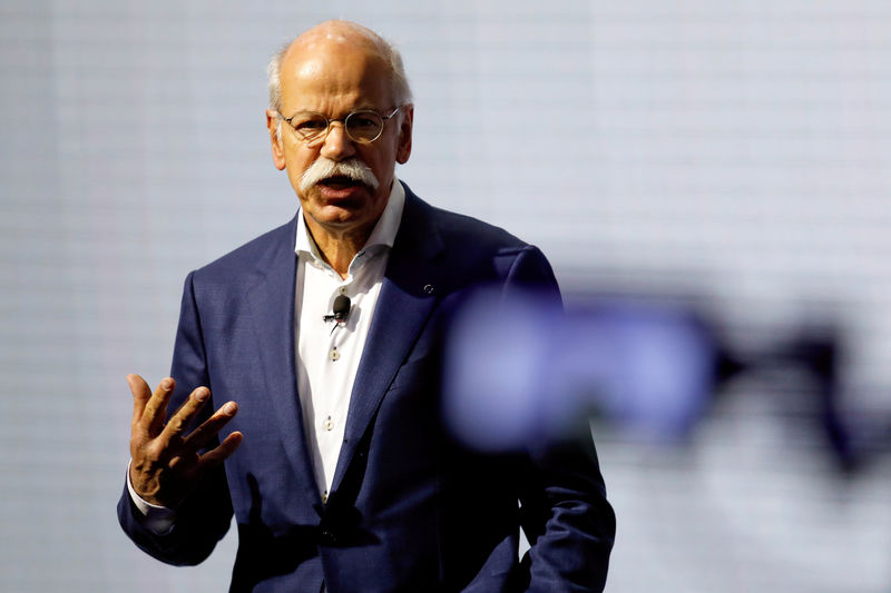 © Reuters. FILE PHOTO: Daimler CEO Dieter Zetsche speaks during a world premiere for new Mercedes Benz A-Class L Sedan in Beijing
