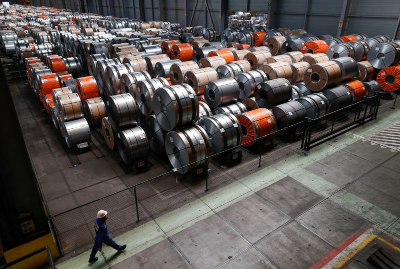 © Reuters. Рулоны стали в цеху сталелитейного завода компании ArcelorMittal в Генте
