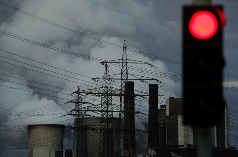 © Reuters. FILE PHOTO: A traffic light signals red in front of the Weisweiler brown coal power plant of German energy supplier RWE