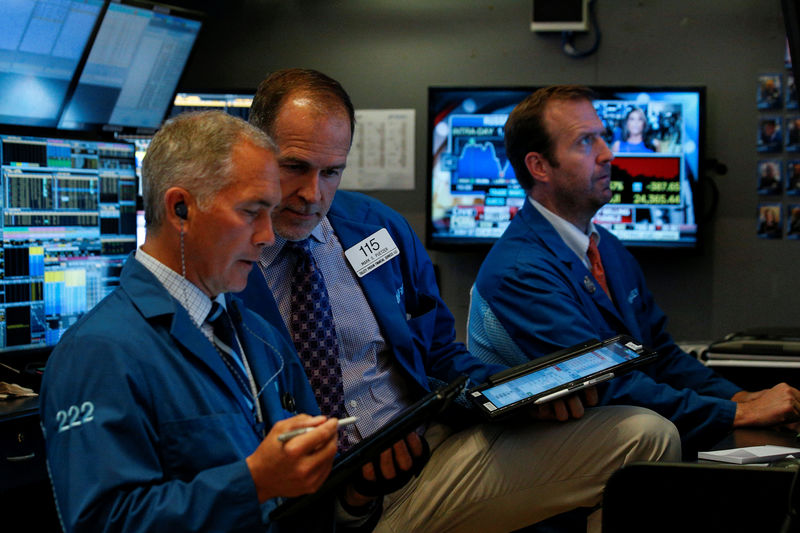 © Reuters. Traders work on the floor of the NYSE in New York