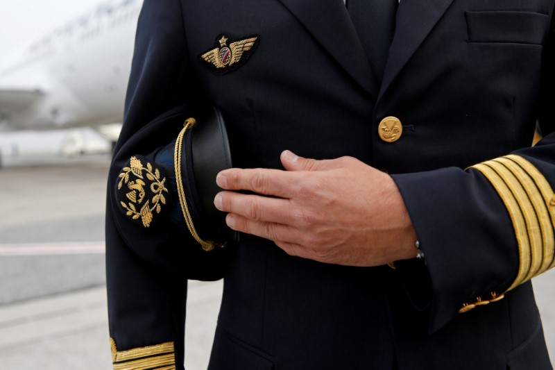 © Reuters. تحليل-شركات الطيران تكافح للتغلب على نقص عالمي في الطيارين