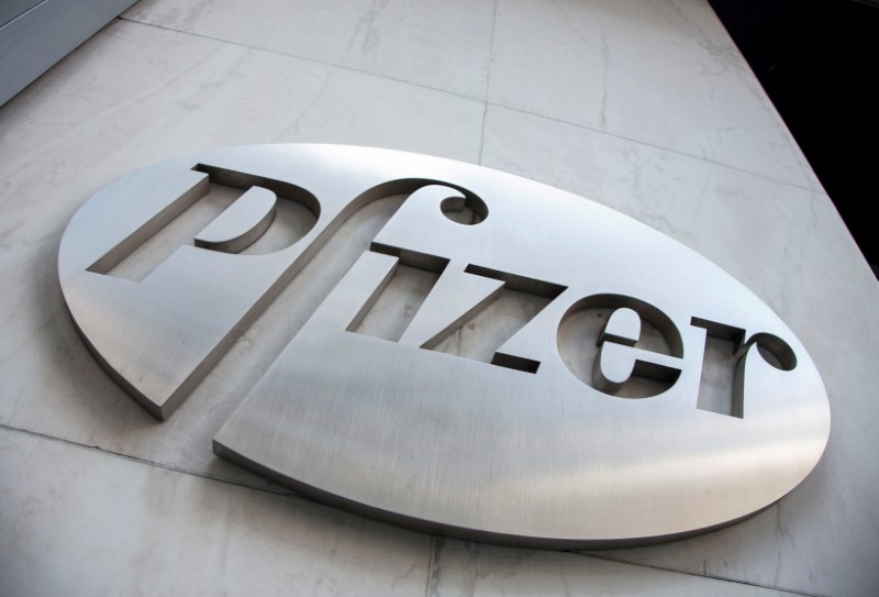 © Reuters. FILE PHOTO: The Pfizer logo is seen at their world headquarters in New York