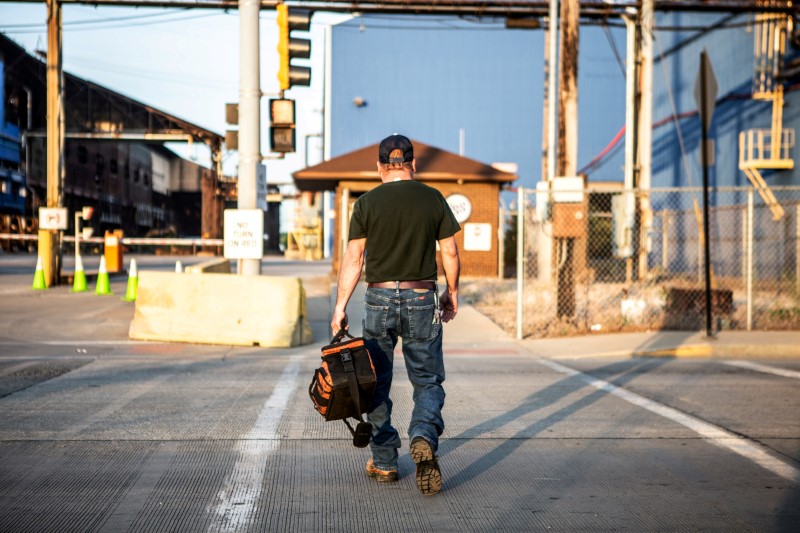 © Reuters. FILE PHOTO: A steel worker returns to work at U.S. Steel Granite City Works in Granite City