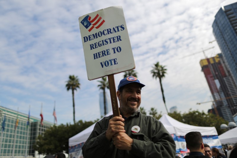 © Reuters. Membro do Partido Democrata em Los Angeles