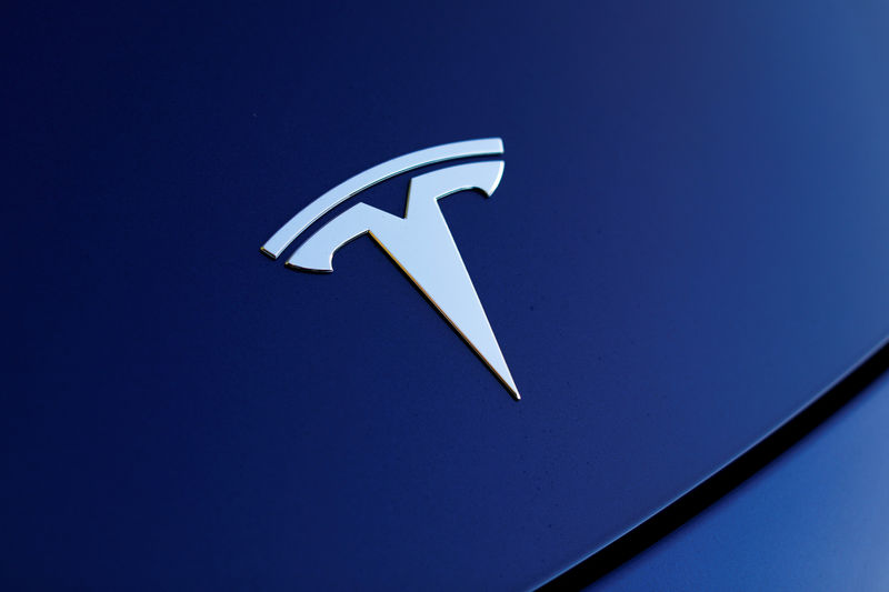 © Reuters. The front hood logo on a 2018 Tesla Model 3 electric vehicle is shown in Cardiff, California