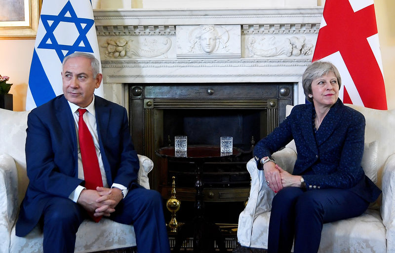 © Reuters. ماي تبلغ نتنياهو بقلق بريطانيا من سقوط قتلى فلسطينيين في غزة