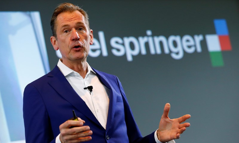 © Reuters. Presidente executivo da editora alemã Axel Springer, Mathias Doepfner, durante coletiva de imprensa em Berlim