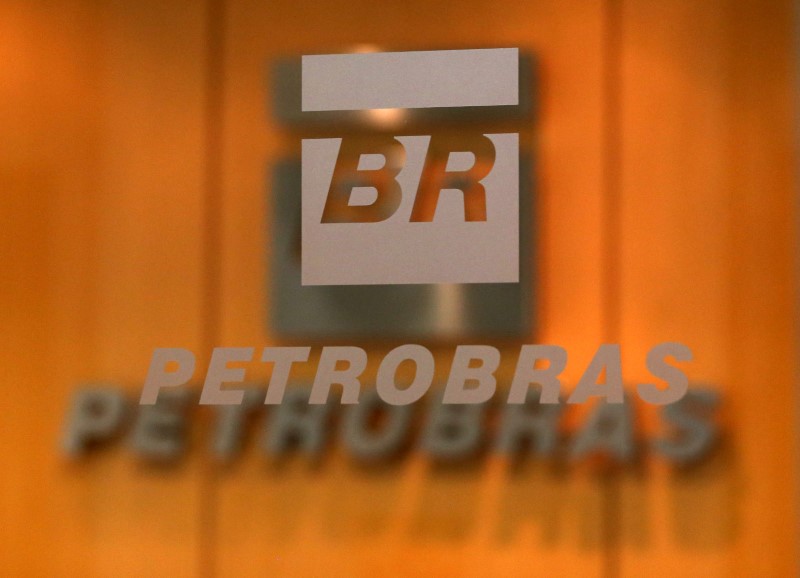 © Reuters. The logo of Brazil's state-run oil company Petrobras is pictured in the company headquarters in Sao Paulo