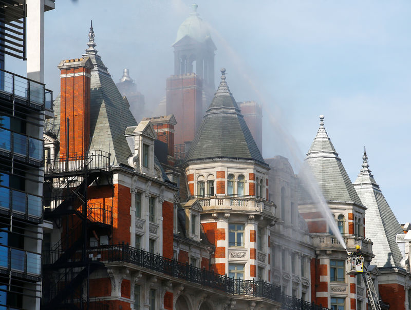 © Reuters. استدعاء أكثر من 100 رجل إطفاء لمكافحة حريق بفندق في لندن