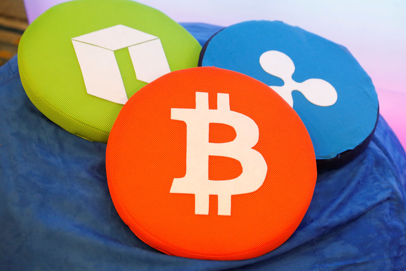 © Reuters. The Bitcoin logo is seen on a pillow on display at the Consensus 2018 blockchain technology conference in New York City