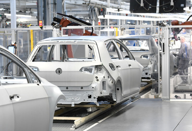 © Reuters. FILE PHOTO: VW Golf cars are pictured in a production line at the plant of German carmaker Volkswagen in Wolfsburg