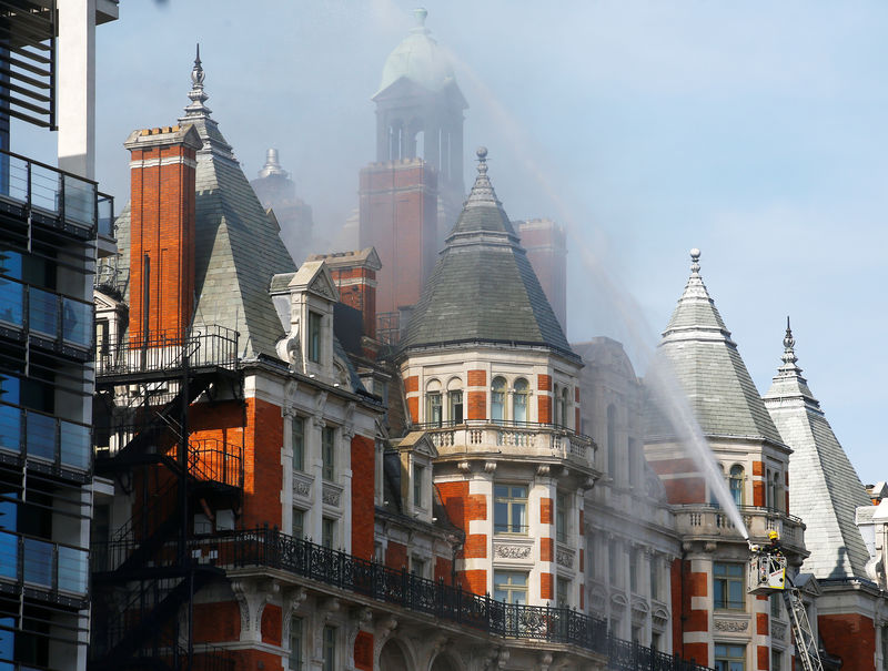 © Reuters. Bombeiros controlam fogo em hotel em Londres