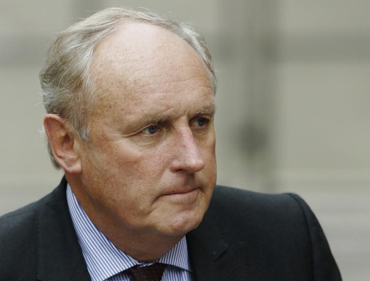 © Reuters. FILE PHOTO: Daily Mail editor-in-chief Paul Dacre arrives to give evidence to the Leveson Inquiry into the culture, practices and ethics of the media at the High Court in London