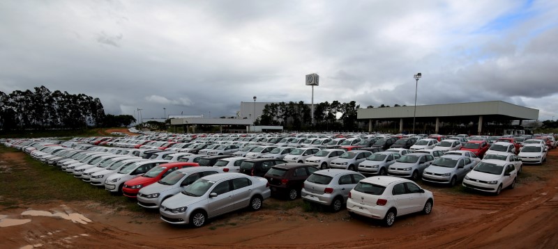 © Reuters. Carros novos estacionados no pátio da fábrica em Taubaté