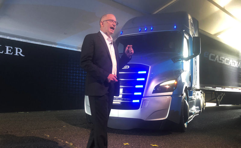 © Reuters. President and CEO of Daimler Trucks North America Nielsen unveils the all-electric eCascadia big rig truck at an event at Portland International Raceway, in Portland