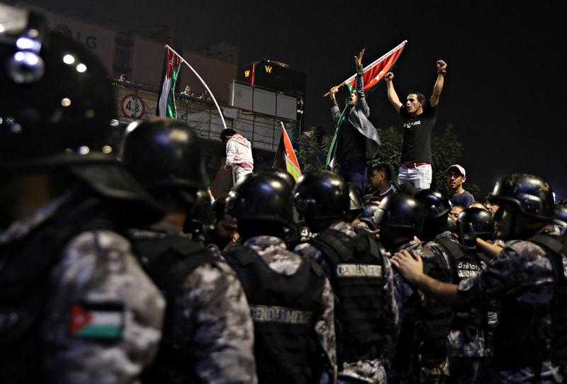 © Reuters. Demonstrators clash with police during a protest near the Prime Minister's office in Amman, Jordan